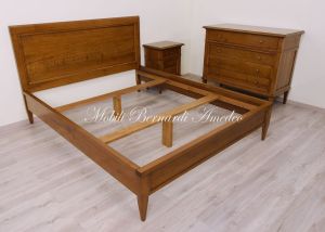 Letto classico matrimoniale in noce massiccio con pediera bassa
